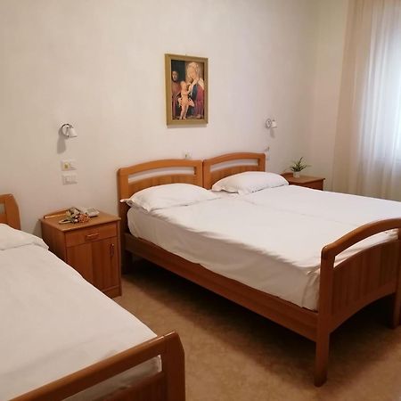 Casa Vacanza - Casa Del Padre Nascimbeni Torri Del Benaco Bagian luar foto