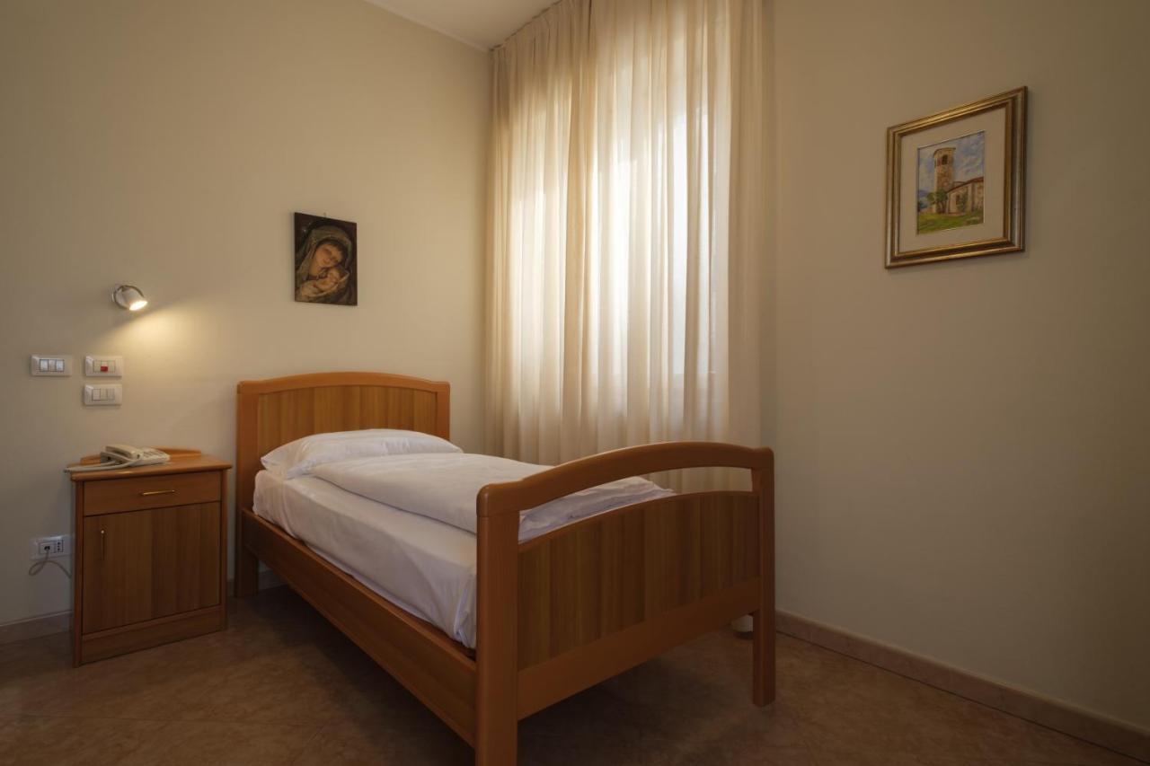 Casa Vacanza - Casa Del Padre Nascimbeni Torri Del Benaco Bagian luar foto