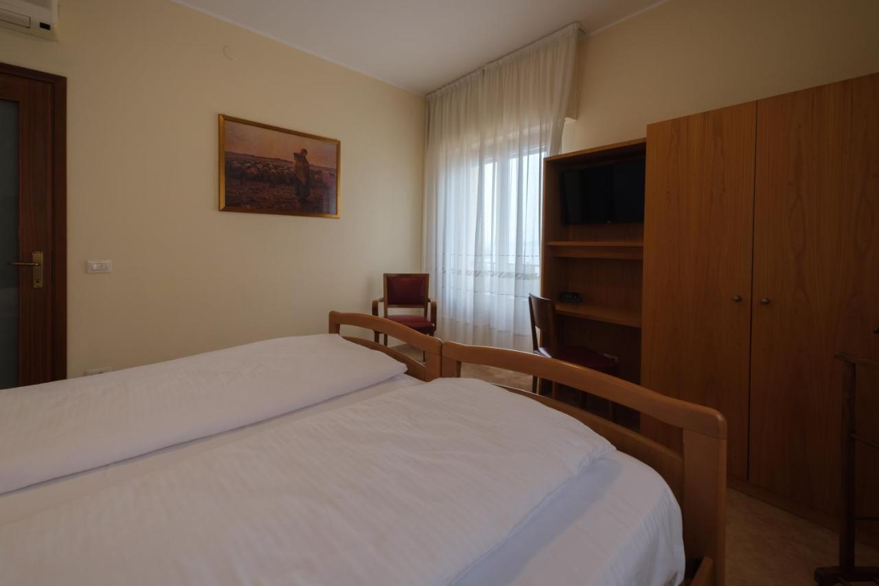 Casa Vacanza - Casa Del Padre Nascimbeni Torri Del Benaco Bagian luar foto
