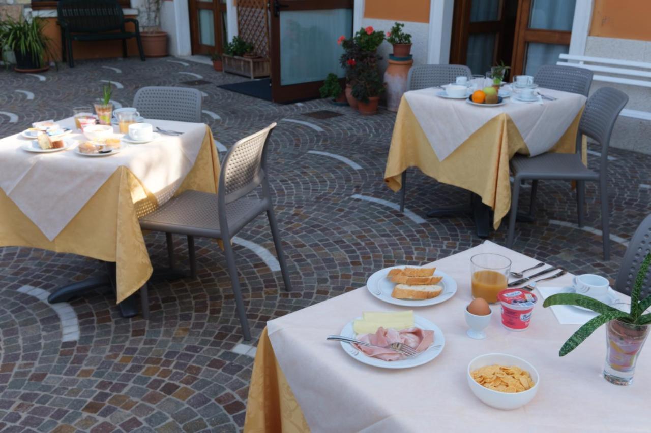 Casa Vacanza - Casa Del Padre Nascimbeni Torri Del Benaco Bagian luar foto