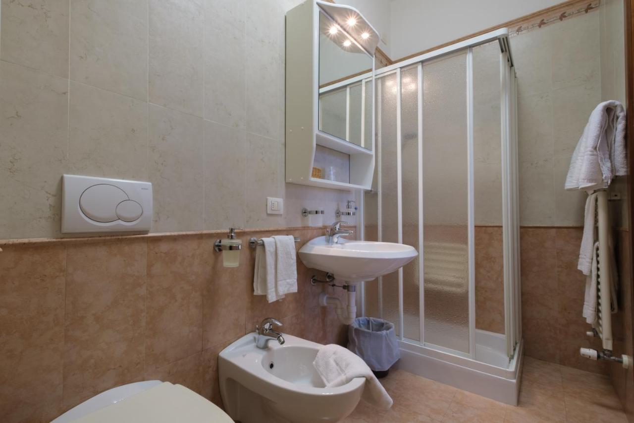 Casa Vacanza - Casa Del Padre Nascimbeni Torri Del Benaco Bagian luar foto